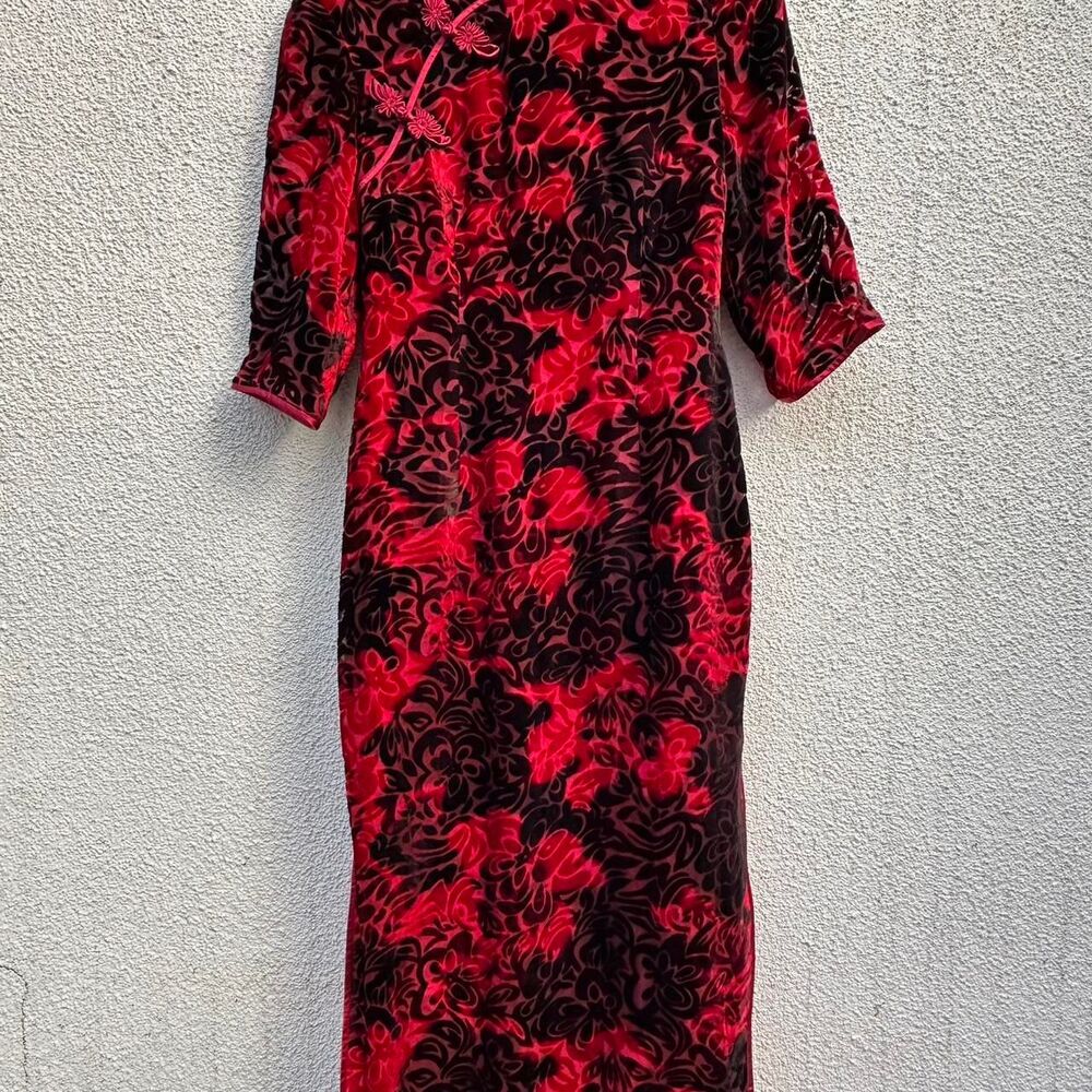 Vintage Women's Red and Black Velvet Cheongsam / Qipao-style Dress.